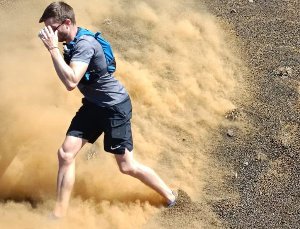 traileur qui court dans la poussière.